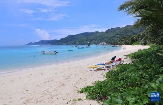 3月19日，游客在塞舌爾馬埃島海邊休閑。新華社記者 董江輝 攝