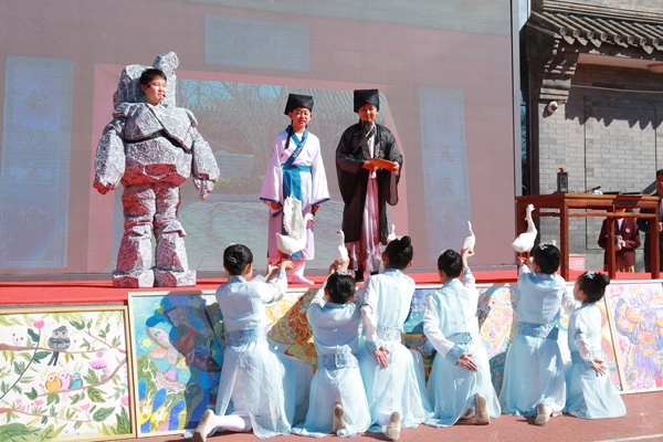 展覽開幕式上，府學(xué)學(xué)子上演情景劇《鵝池》。府學(xué)胡同小學(xué)供圖