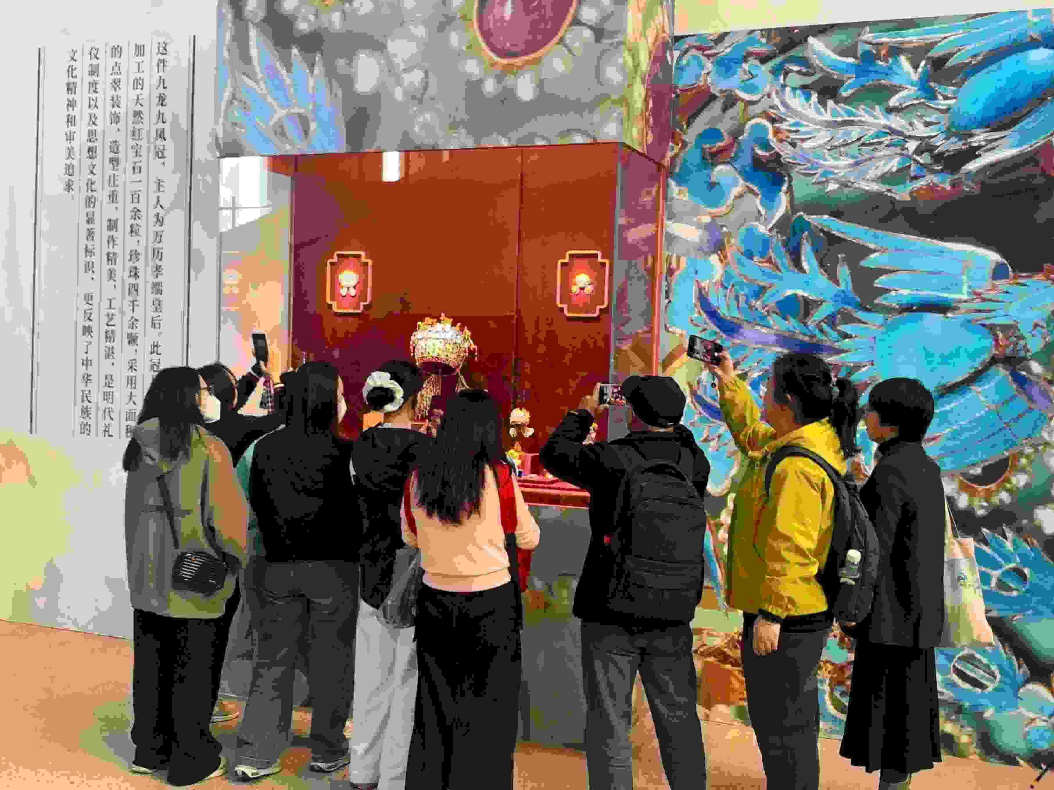 觀眾參觀國博鳳冠系列文創(chuàng)產(chǎn)品。人民網(wǎng)記者 劉穎穎攝