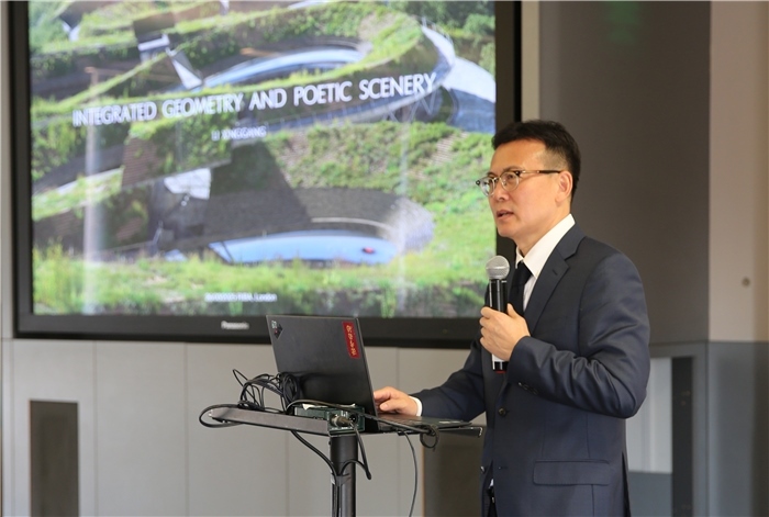 李興鋼院士做題為《勝景幾何》的主旨報(bào)告?；顒?dòng)主辦方供圖