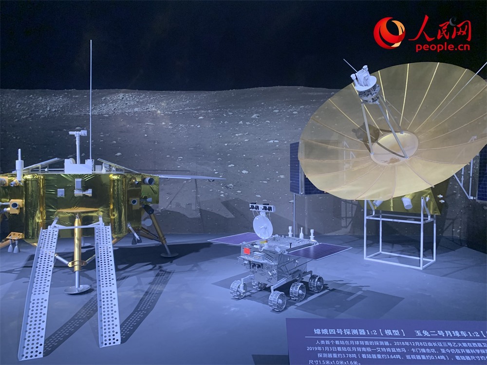 “九天攬月——中國探月工程20年”展廳現(xiàn)場。人民網(wǎng)記者 韋衍行攝