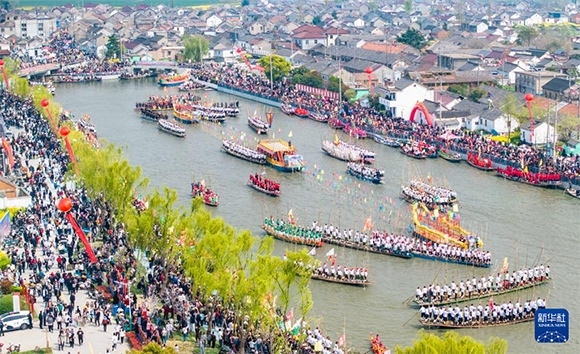 4月4日，選手在參加茅山會(huì)船盛會(huì)（無(wú)人機(jī)照片）。?新華社發(fā)（周社根 攝）