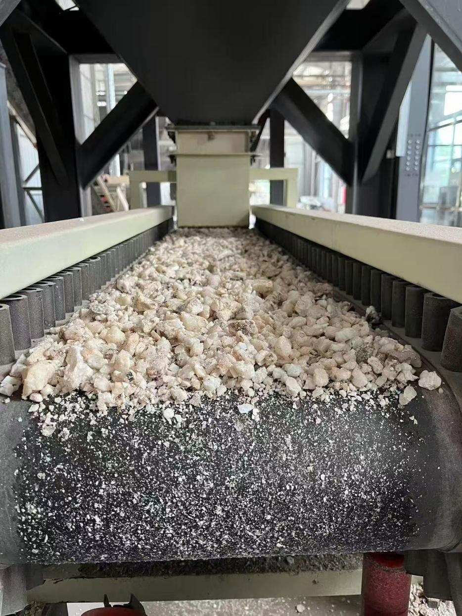 高純石英生產(chǎn)線。自然資源部供圖