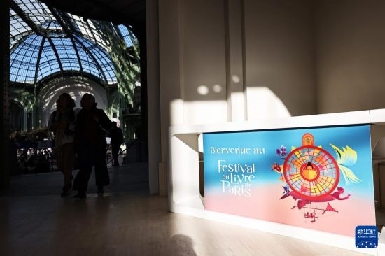 4月11日，人們在法國巴黎大皇宮參加2025巴黎書展。新華社記者 高靜 攝