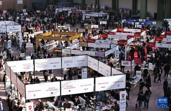 4月11日，人們在法國巴黎大皇宮參加2025巴黎書展。新華社記者 高靜 攝