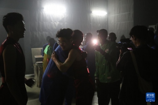 4月10日，在塞內(nèi)加爾首都達(dá)喀爾的國(guó)家大劇院，中央音樂(lè)學(xué)院進(jìn)擊打擊樂(lè)團(tuán)成員與塞內(nèi)加爾杜杜·恩迪亞耶·羅斯打擊樂(lè)團(tuán)成員在演出后臺(tái)擁抱。新華社記者 司源 攝