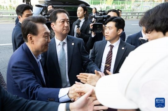 4月11日，韓國前總統(tǒng)尹錫悅（左一）在離開首爾漢南洞官邸時與支持者握手。新華社發(fā)（全休相攝）