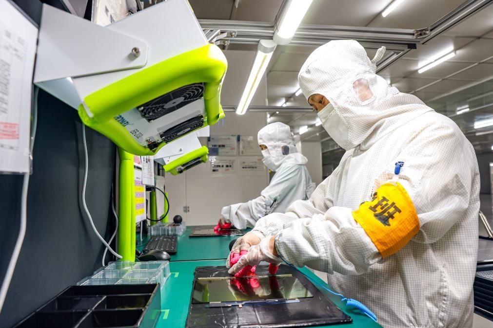 3月27日，在位于寧夏賀蘭工業(yè)園區(qū)的湯姆森電氣有限公司生產(chǎn)車間內(nèi)，工作人員制作硅膠絕緣護(hù)套。新華社記者 楊植森 攝