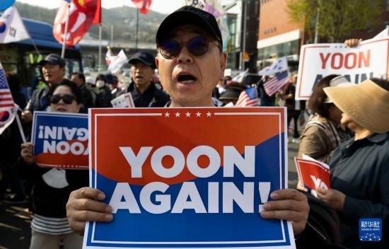 4月11日，在韓國首爾漢南洞官邸附近，支持者為韓國前總統(tǒng)尹錫悅送行。新華社發(fā)（全休相攝）