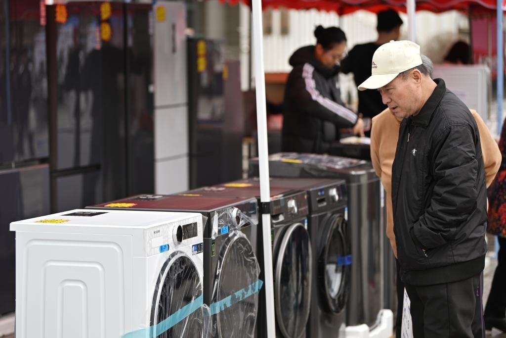 3月28日，天津市北辰區(qū)舉行2025年消費(fèi)品以舊換新惠民服務(wù)活動(dòng)，吸引眾多市民前來選購。新華社記者 李然 攝