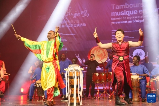 4月10日，在塞內(nèi)加爾首都達(dá)喀爾的國(guó)家大劇院，中央音樂(lè)學(xué)院進(jìn)擊打擊樂(lè)團(tuán)與塞內(nèi)加爾杜杜·恩迪亞耶·羅斯打擊樂(lè)團(tuán)同臺(tái)演出。新華社記者 司源 攝
