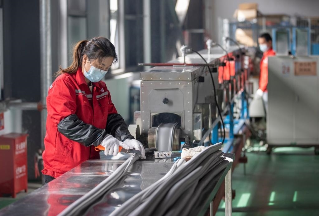 3月27日，在位于寧夏賀蘭工業(yè)園區(qū)的湯姆森電氣有限公司生產(chǎn)車間內(nèi)，工作人員制作硅膠絕緣護(hù)套。新華社記者 楊植森 攝