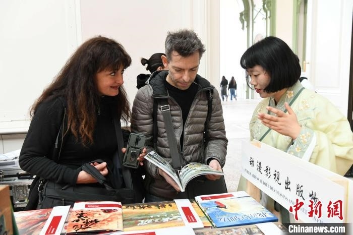 當(dāng)?shù)貢r間4月11日，2025年巴黎圖書節(jié)在巴黎大皇宮揭幕。中國出版代表團攜千余種中國精品圖書亮相展會。 中新社記者 李洋 攝