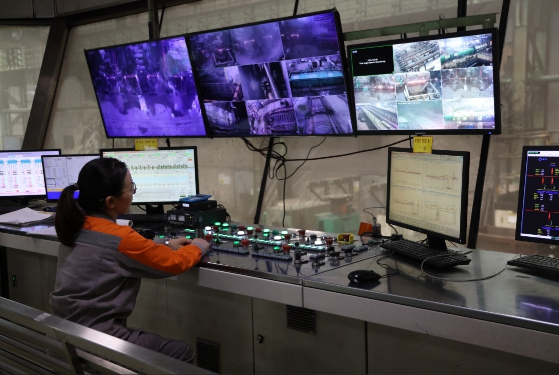 工作人員在馬中關(guān)丹產(chǎn)業(yè)園內(nèi)的聯(lián)合鋼鐵生產(chǎn)車間內(nèi)工作。（人民日?qǐng)?bào)記者楊一 攝）