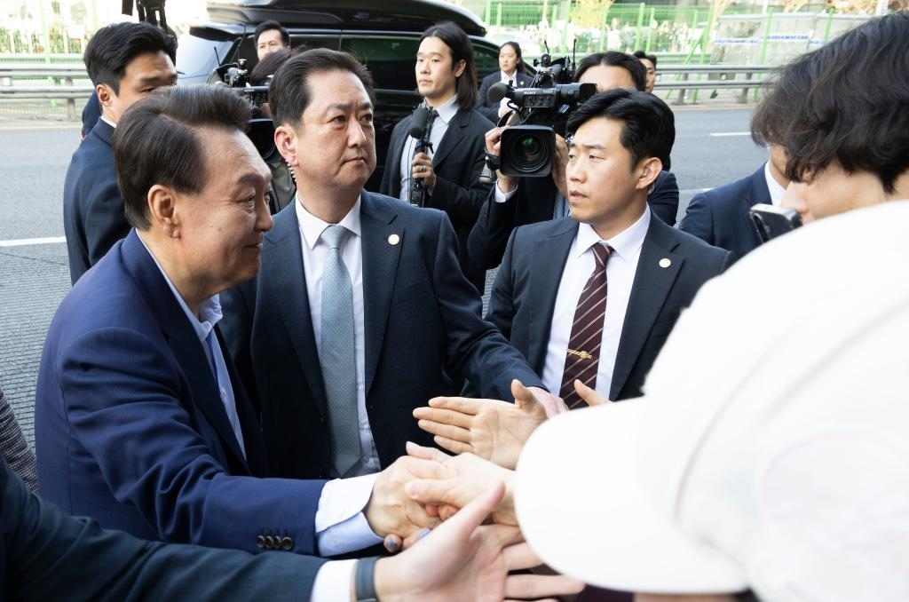 4月11日，韓國前總統(tǒng)尹錫悅（左一）在離開首爾漢南洞官邸時與支持者握手。新華社發(fā)（全休相攝）