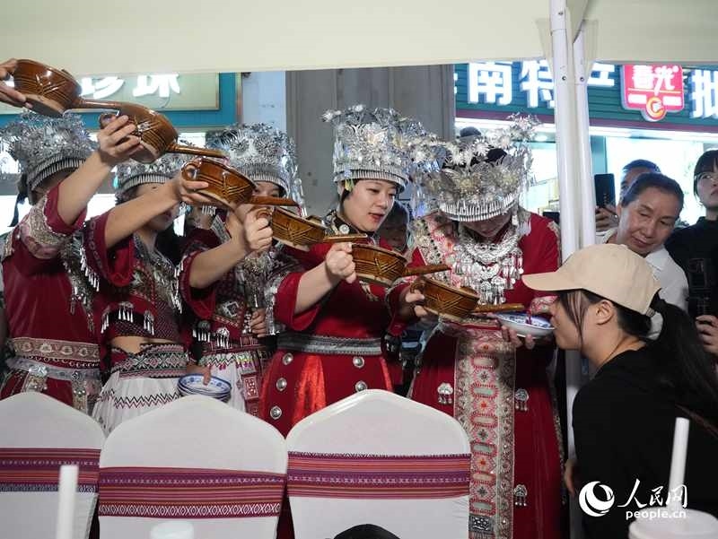 游客體驗互動演出《高山流水》。人民網(wǎng)記者 張力洋攝