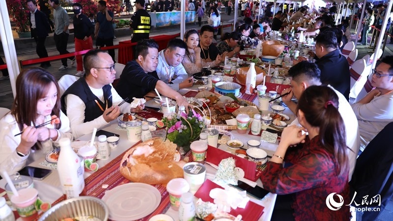 消博會嘉賓沉浸享用長桌宴。人民網(wǎng)記者 符武平攝