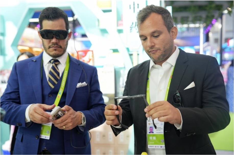 觀展嘉賓體驗科技消費新產(chǎn)品。中國國際消費品博覽會組委會網(wǎng)上新聞中心供圖