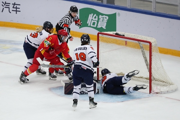 中國隊球員曲樂(左二)破門得分。圖片來源：中國冰球協(xié)會 此役中國隊首發(fā)陣容是詹佳慧、于柏巍、孔明會、趙啟男、曲樂、方新。比賽進(jìn)行至2分43秒，荷蘭隊率先取得進(jìn)球，1:0領(lǐng)先。失球后的中國隊打得更加積極主動，多次獲得射門機(jī)會，但可惜沒有破門得分。 第二節(jié)39分34秒，中國隊曲樂在王佳欣和孔明會的助攻下破門，將比分扳平，這也是中國隊在本屆賽事中取得的首個進(jìn)球。 末節(jié)43分42秒，荷蘭隊球員勾人犯規(guī)，被判罰任意球。中國隊張夢瑩執(zhí)行并打進(jìn)，2:1反超比分。最后階段，荷蘭隊撤下守門員，場上6人進(jìn)攻但未能進(jìn)球。最終，中國隊以2:1逆轉(zhuǎn)戰(zhàn)勝對手，取得本屆世錦賽首場勝利。 在昨日進(jìn)行的另外兩場比賽中，奧地利隊3:2力克斯洛伐克隊，法國隊2:1戰(zhàn)勝丹麥隊。三輪比賽過后，奧地利隊三戰(zhàn)全勝領(lǐng)跑積分榜，斯洛伐克隊和法國隊2勝1負(fù)分列二、三位，丹麥隊和中國隊1勝2負(fù)排在四至五位，荷蘭隊三戰(zhàn)皆負(fù)積分墊底。