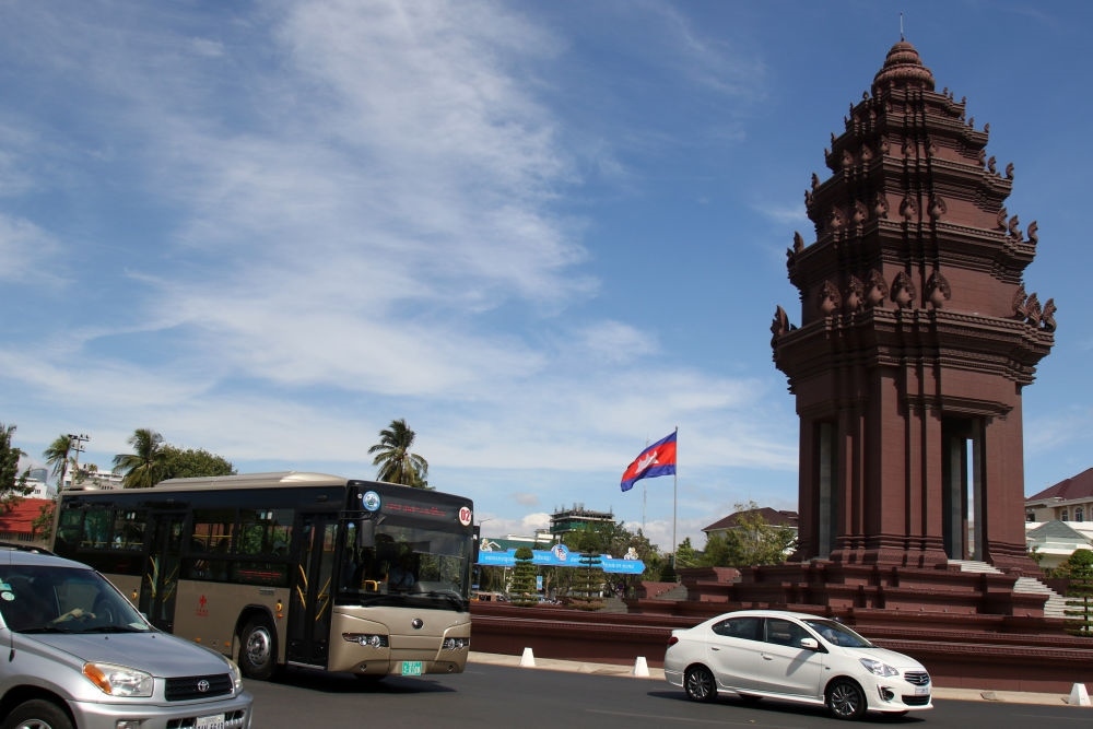 2018年1月5日，在柬埔寨金邊，一輛中國援助的“宇通”公交車經(jīng)過獨立紀(jì)念碑。