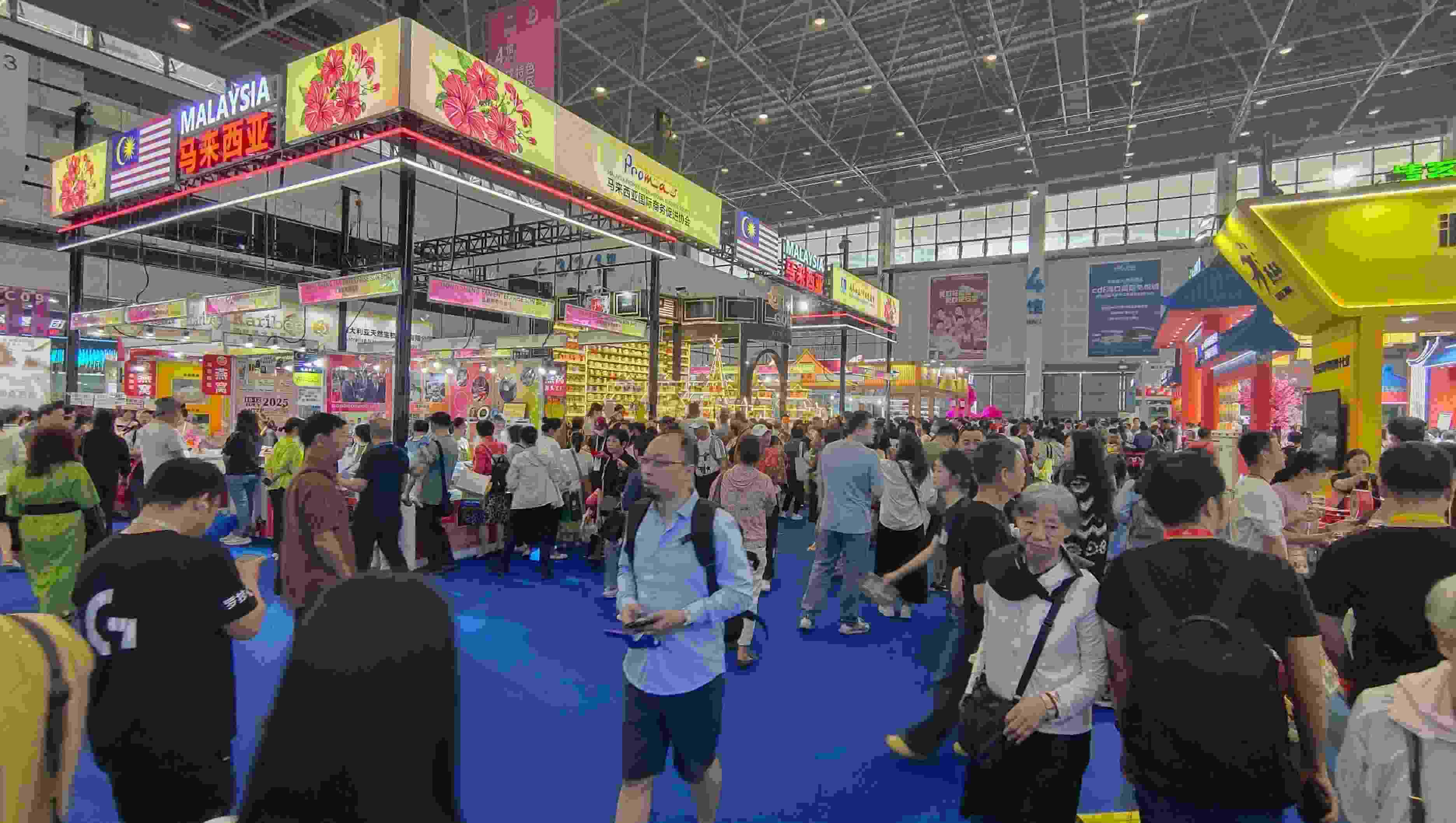 消博會(huì)迎來(lái)公眾開(kāi)放日，眾多市民、客商來(lái)到展館參觀、購(gòu)物。人民網(wǎng)記者 李彤?dāng)z