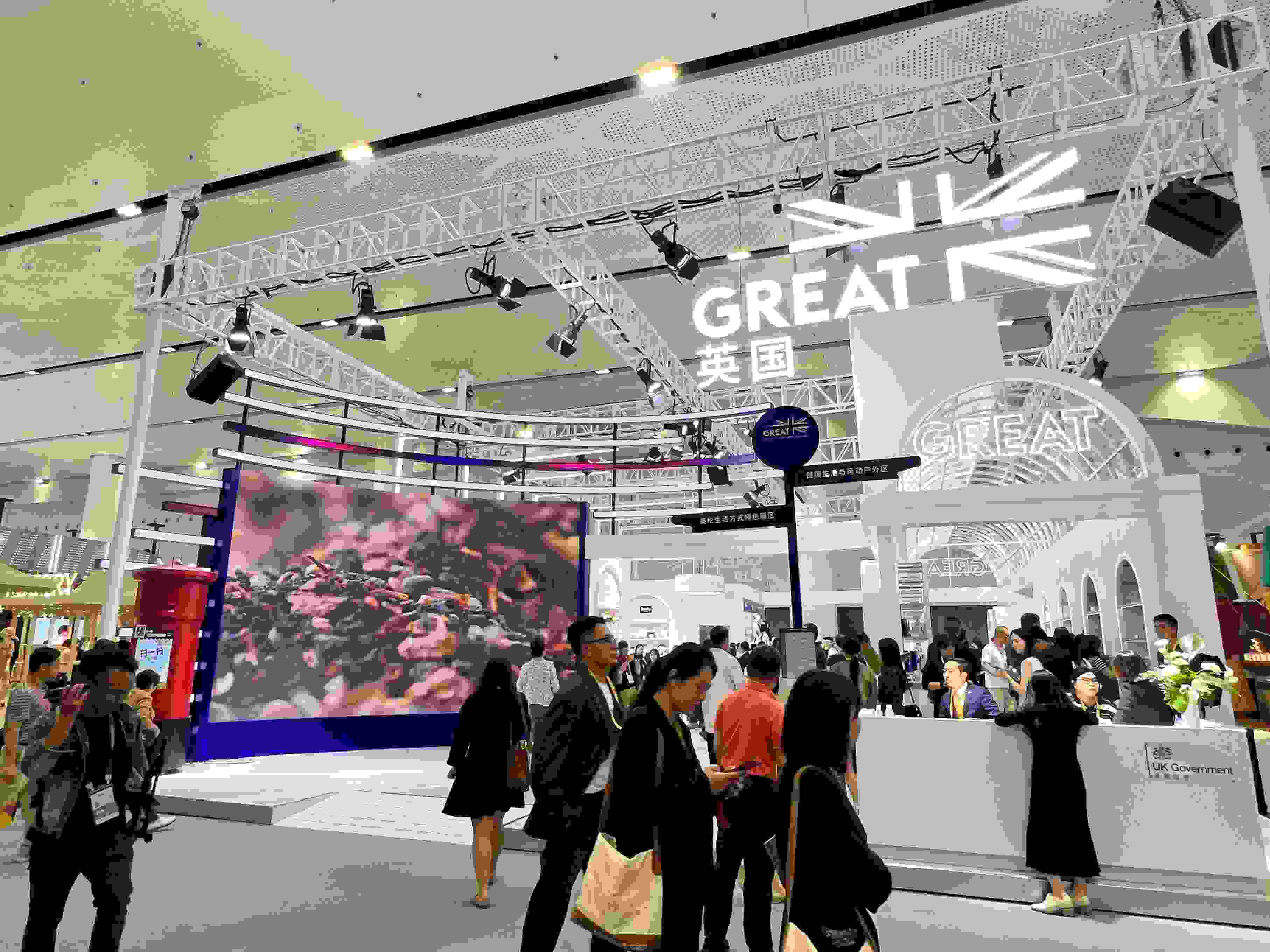 在消博會(huì)上，主賓國(guó)英國(guó)國(guó)家館開(kāi)館。人民網(wǎng)記者 趙瞳攝