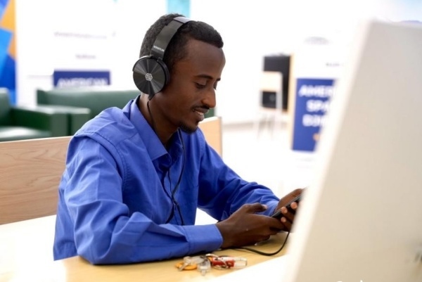 在明亮現(xiàn)代的信息技術(shù)閱覽室，當(dāng)?shù)刈x者正在沉浸式學(xué)習(xí)，塔里克·易卜拉欣攝