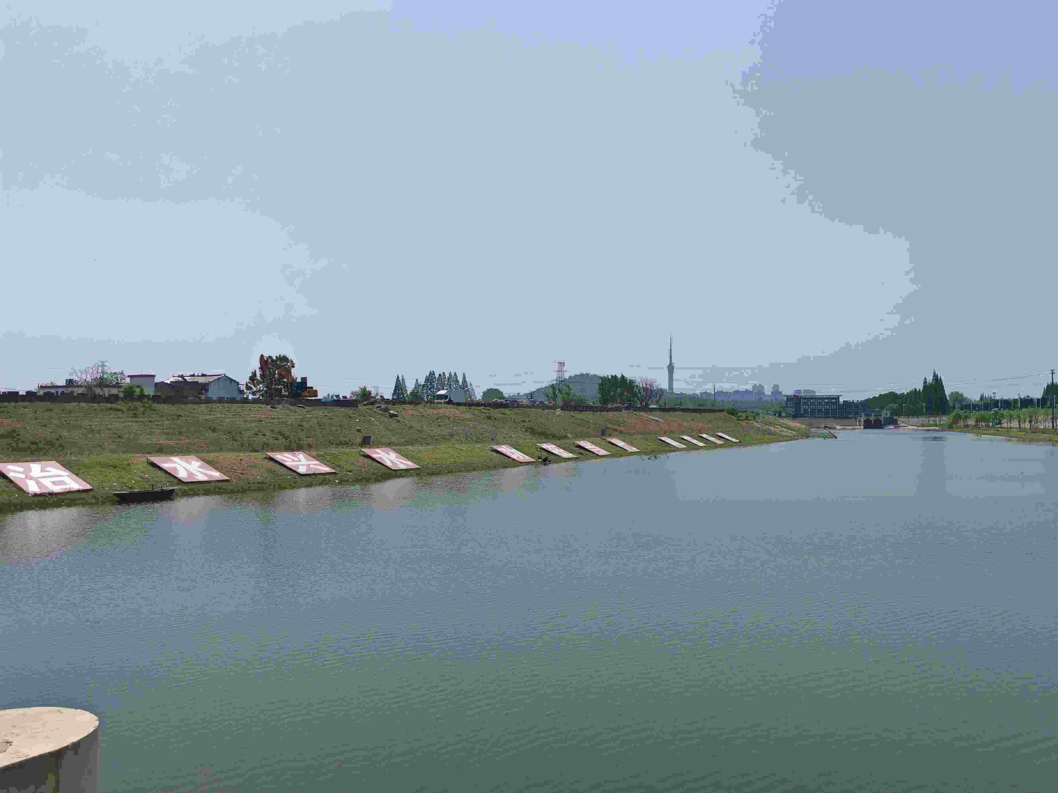 在龍子湖樞紐上眺望靚麗的淮河美景。人民網(wǎng)記者 王子鋒攝