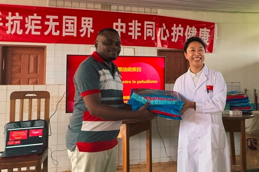 【3】贈(zèng)送抗瘧物資。中國（山西）第24批援喀麥隆姆巴爾馬尤醫(yī)療隊(duì) 供圖