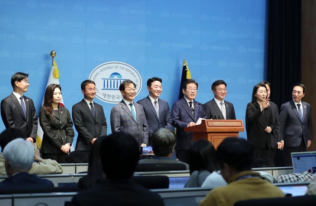 4月11日，李在明在韓國(guó)首爾舉行的新聞發(fā)布會(huì)上介紹他的總統(tǒng)競(jìng)選團(tuán)隊(duì)。新華社記者姚琪琳攝