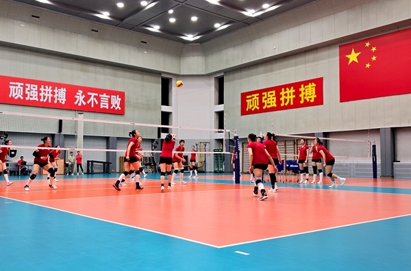 4月28日，中國(guó)女排在主教練趙勇的帶領(lǐng)下進(jìn)行訓(xùn)練。人民網(wǎng)記者 胡雪蓉?cái)z