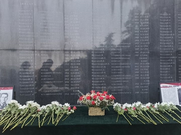 在南京抗日航空烈士紀(jì)念館鐫刻有蘇聯(lián)籍抗日航空英烈名錄的紀(jì)念碑前，擺放著人們獻(xiàn)上的鮮花（2024年11月22日攝）。新華社記者 邱冰清 攝