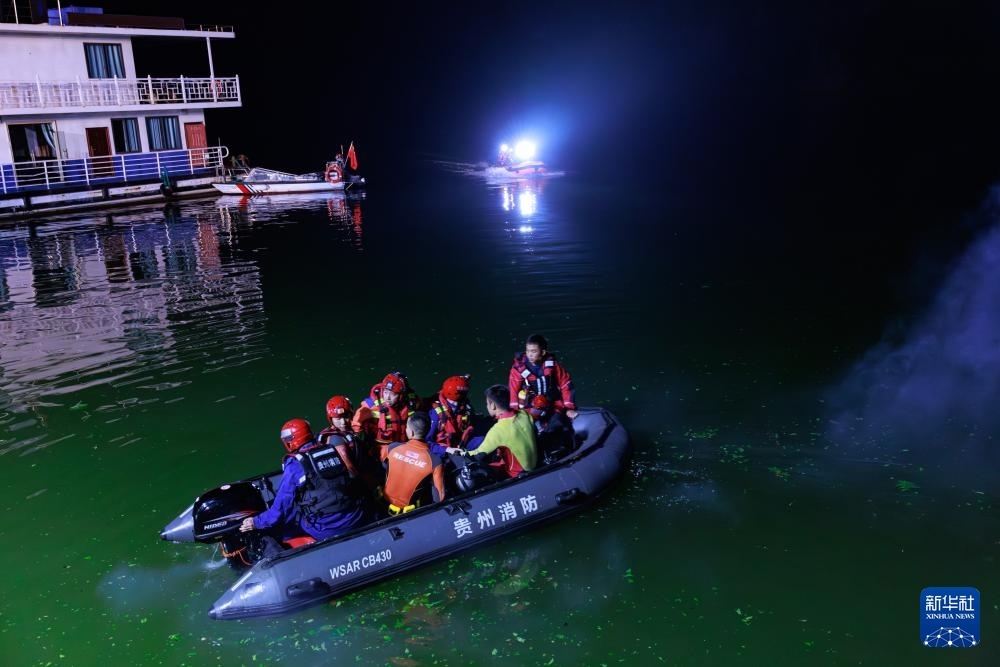 5月5日，救援人員在進(jìn)行搜救。新華社記者 劉續(xù) 攝