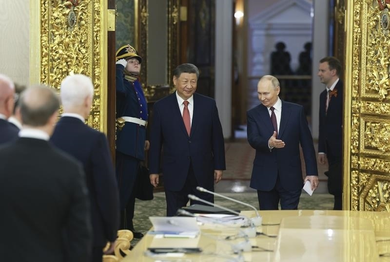 △當(dāng)?shù)貢r間5月8日，俄羅斯總統(tǒng)普京同習(xí)近平主席在莫斯科克里姆林宮舉行會談。這是兩國元首步入會場。