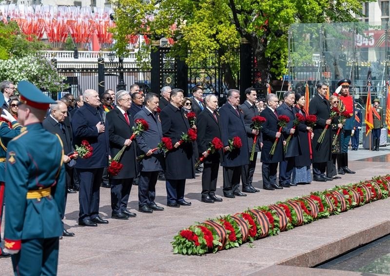 △當(dāng)?shù)貢r間5月9日，紀(jì)念蘇聯(lián)偉大衛(wèi)國戰(zhàn)爭勝利80周年慶典結(jié)束后，習(xí)近平主席同其他國家領(lǐng)導(dǎo)人一起從紅場來到亞歷山大花園，向無名烈士墓獻(xiàn)花，并肅立默哀。