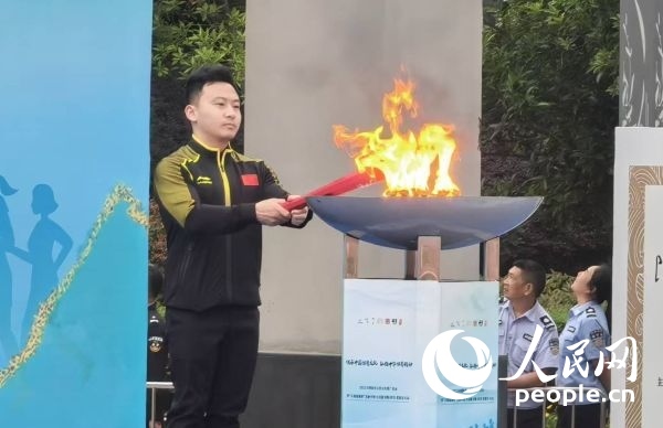 在活動(dòng)開幕式上，馮喆點(diǎn)燃火炬。人民網(wǎng)記者 楊磊攝