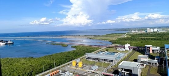 這是5月18日拍攝的紅樹(shù)林環(huán)繞的爪哇7號(hào)燃煤電站。記者 曹凱 攝