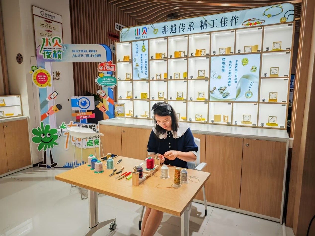 水貝夜校學員正在展示手工編繩過程。人民網(wǎng) 肖聰聰攝