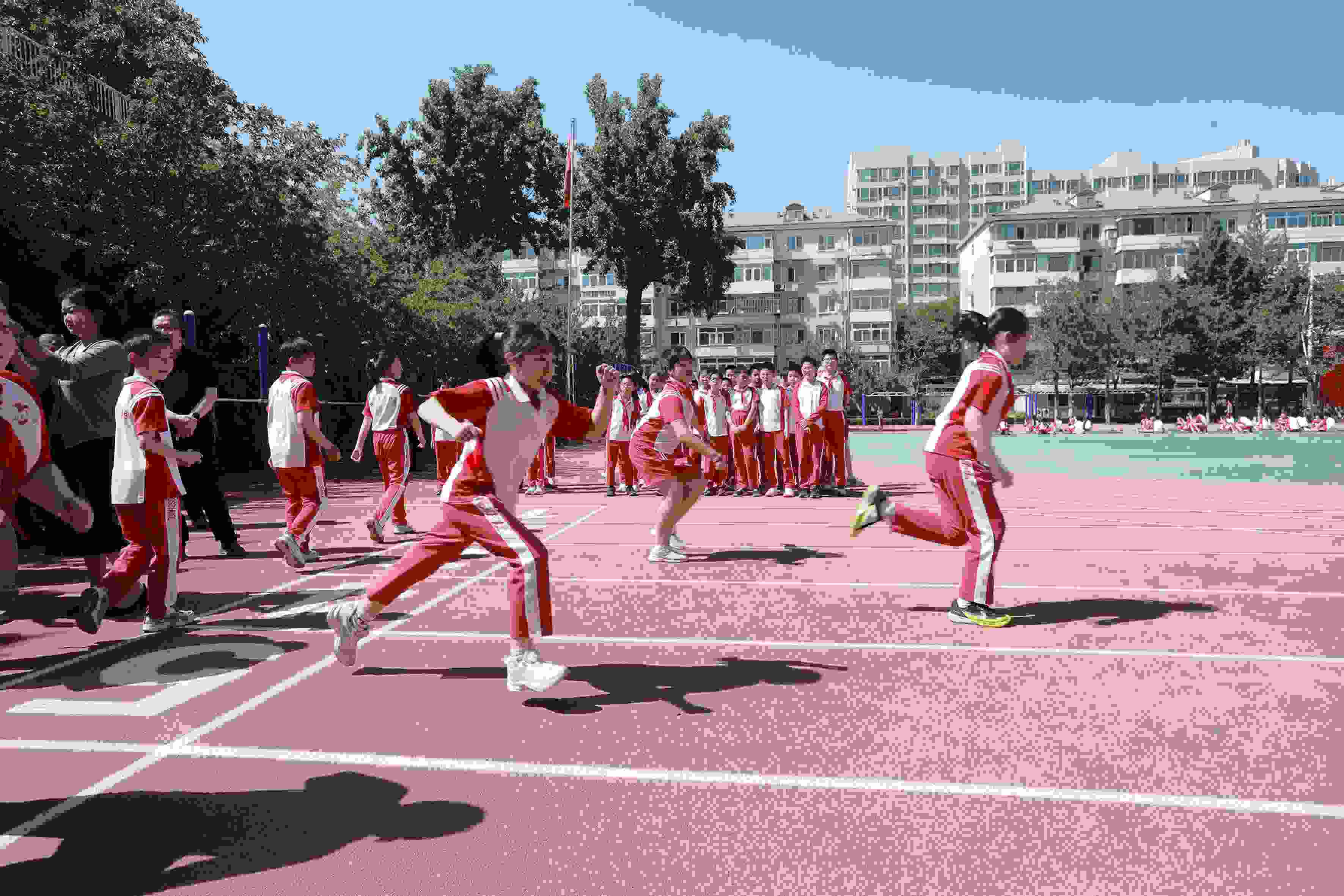 學(xué)生利用人工智能進(jìn)行50米測(cè)試。北京市教委供圖