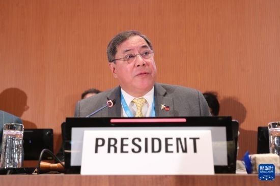 5月20日，在瑞士日內(nèi)瓦，第78屆世界衛(wèi)生大會主席赫爾博薩宣布審議通過“大流行協(xié)定”。新華社記者 杜哲宇 攝