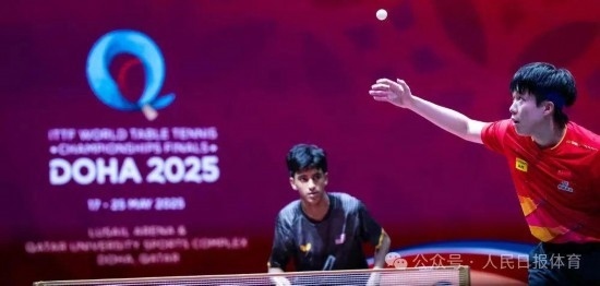 5月17日，王楚欽在比賽中發(fā)球。