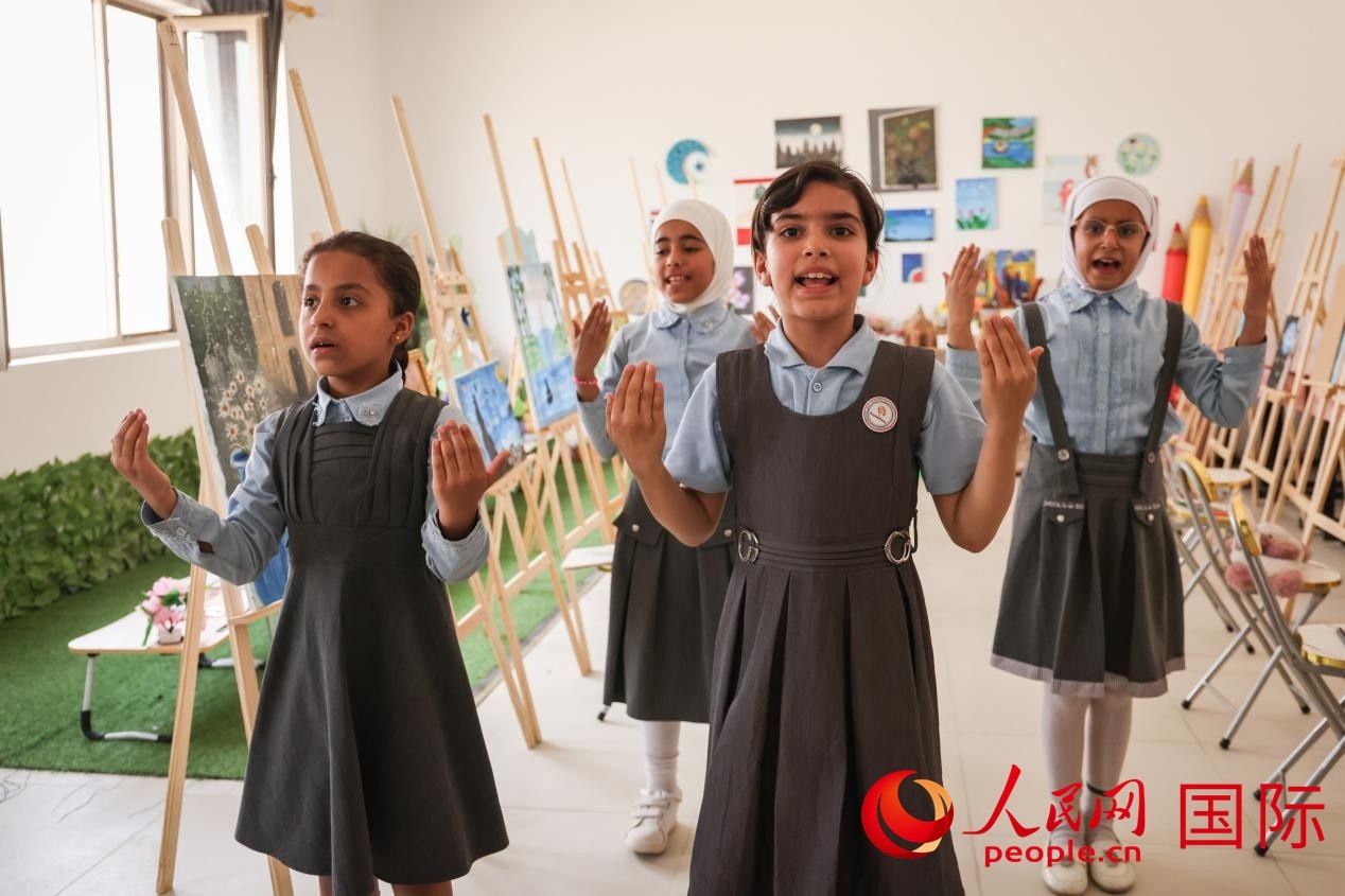 阿爾穆塔?阿里卡特國(guó)際學(xué)校的學(xué)生表演舞蹈。人民網(wǎng)記者 薛丹攝