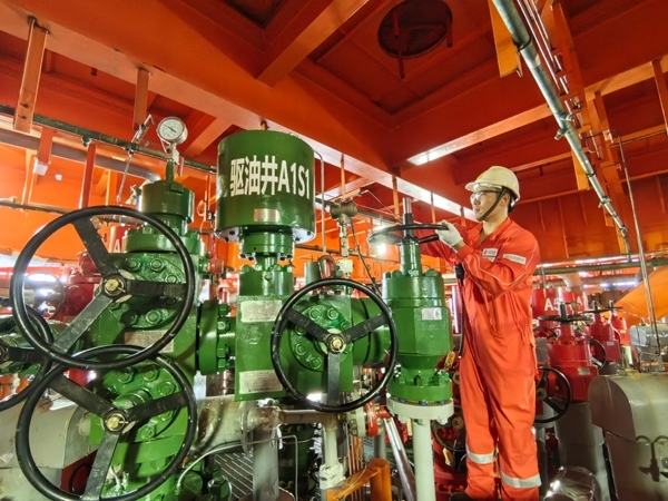 生產(chǎn)人員正在打開二氧化碳驅油井采油樹閥門。受訪者供圖