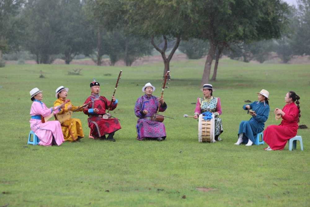 2024年7月16日，《格薩（斯）爾》史詩(shī)說(shuō)唱傳承人在內(nèi)蒙古赤峰市巴林右旗戶(hù)外表演。（胡斯楞攝）