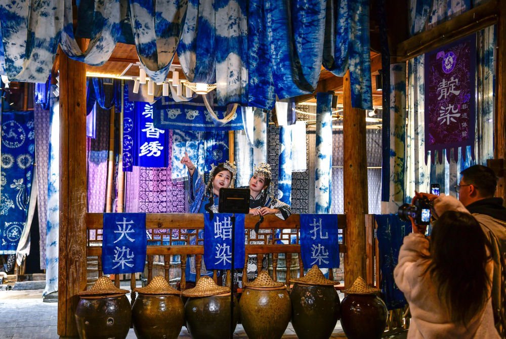 2025年3月17日，游客在貴州省黎平縣肇興侗寨里留影。新華社記者楊文斌 攝