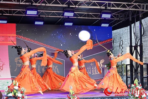 美因河畔的舞臺(tái)上中國傳統(tǒng)舞蹈精彩上演。人民網(wǎng) 依琳攝