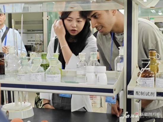 5月26日，2025上合組織國家媒體合作論壇嘉賓參觀新奇康藥業(yè)股份有限公司實驗室。石榴云/新疆日報記者 宋海波攝