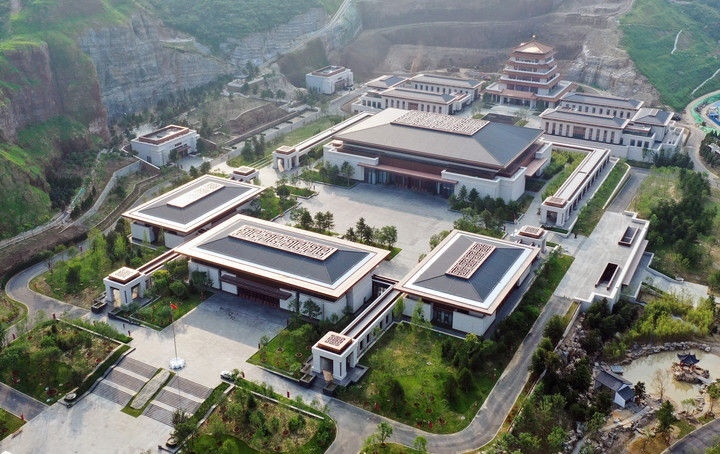 中國(guó)國(guó)家版本館中央總館位于北京中軸線延長(zhǎng)線上、燕山腳下，是國(guó)家級(jí)文化殿堂，也是聯(lián)接中外、交流互鑒的文化橋梁（2022年7月30日攝，無(wú)人機(jī)照片）。