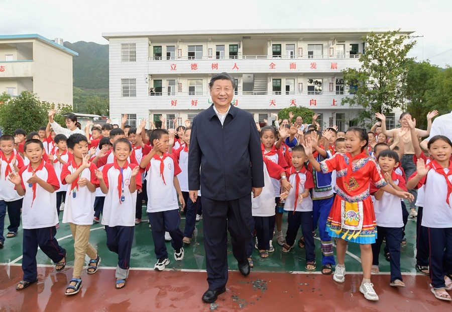 2020年9月16日，在湖南郴州市汝城縣文明瑤族鄉(xiāng)第一片小學(xué)，師生們簇?fù)碇?xí)近平總書記步出校園。新華社記者 李學(xué)仁 攝