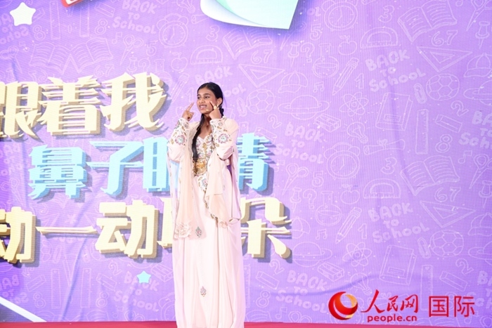 演唱中文歌曲。人民網(wǎng)記者任皓宇攝